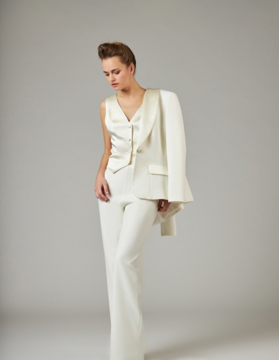 Combinaison pantalon de mariage avec veste col châle satin ivoire